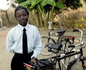 Africa: Niños en bicicleta a la escuela.